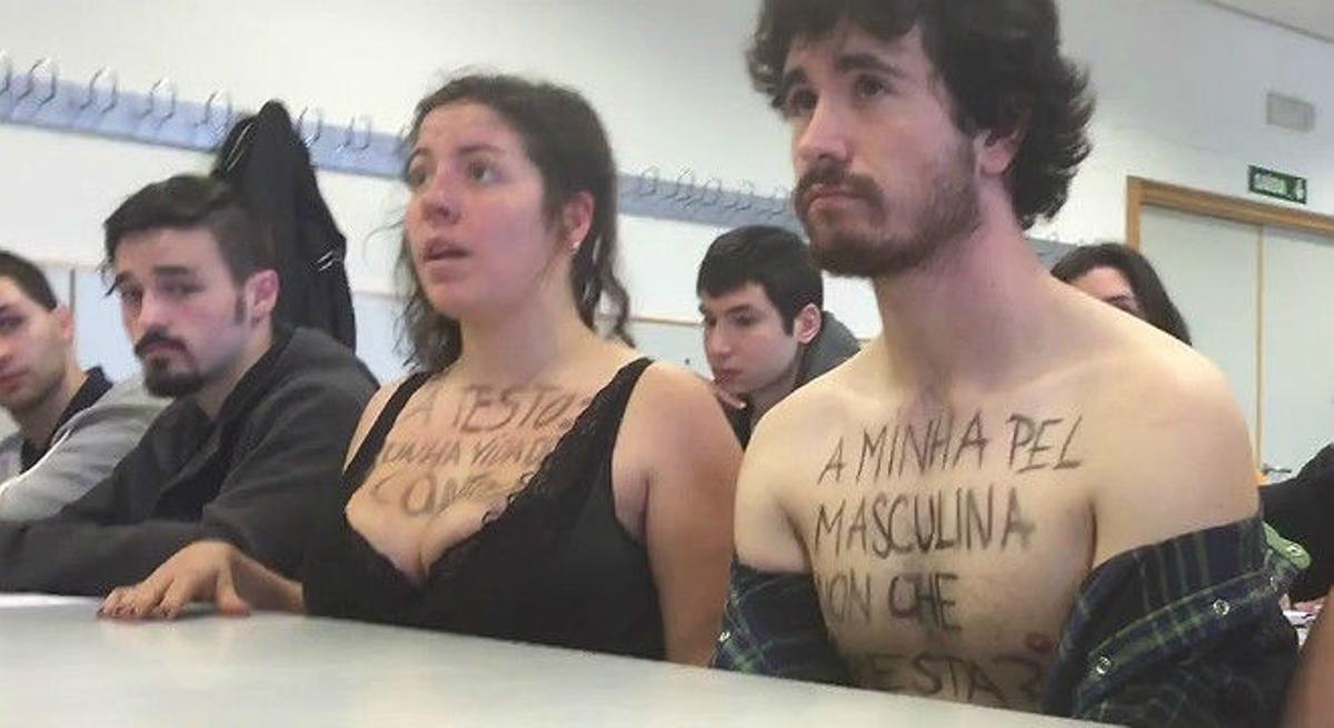 Protesta de estudiantes ante el profesor Luciano Méndez por los supuestos comentarios sexistas que dirigió a una estudiante.