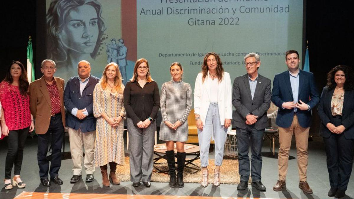 Foto de familia de la presentación del informe con la consejera de Igualdad.