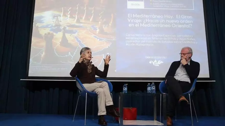Casa Mediterráneo reúne a Ángeles Espinosa y Jesús Núñez en un coloquio crítico con el papel de EE UU e Israel en el conflicto global