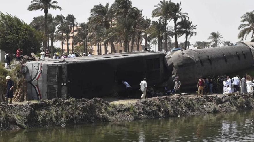 Cinco muertos y veintisiete heridos al descarrilar un tren en Egipto