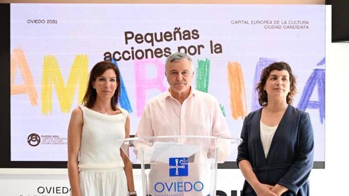 La concejala de Educación, Lourdes García; el director de la candidatura, Rodolfo Sánchez y la codirectora artística Zoe López en el stand de Oviedo en la Feria Internacional de Muestras de Asturias.