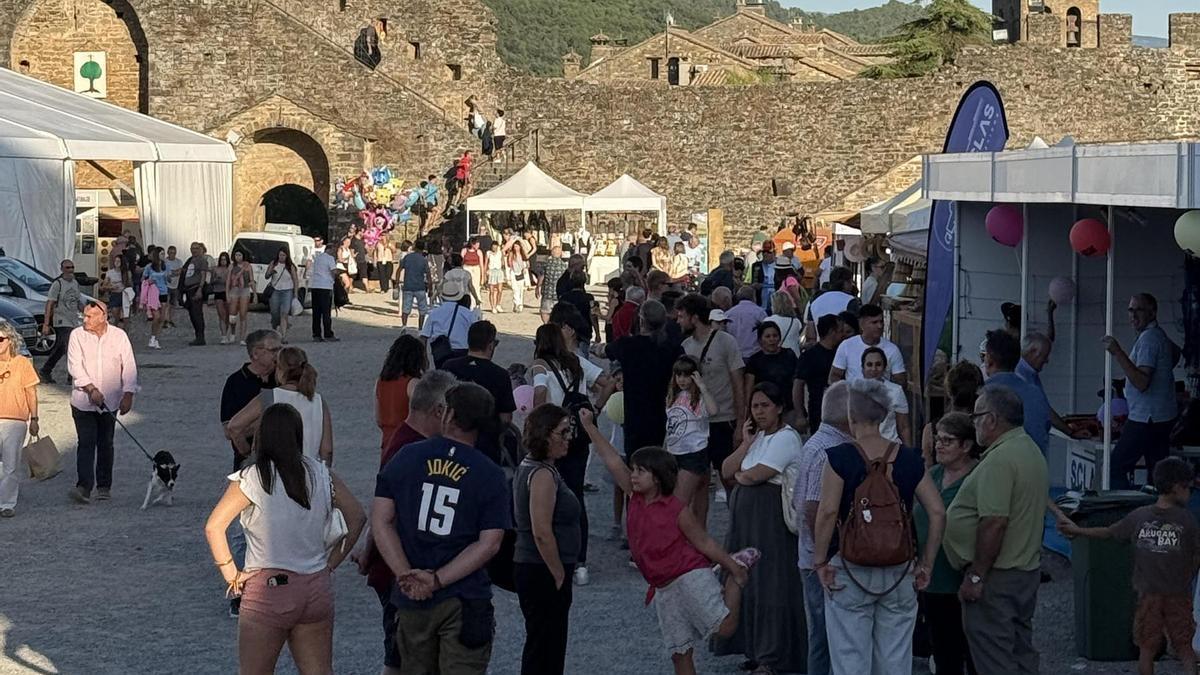 Ambiente en el Castillo de Aínsa en la Expoferia de Sobrarbe celebrada el año pasado.