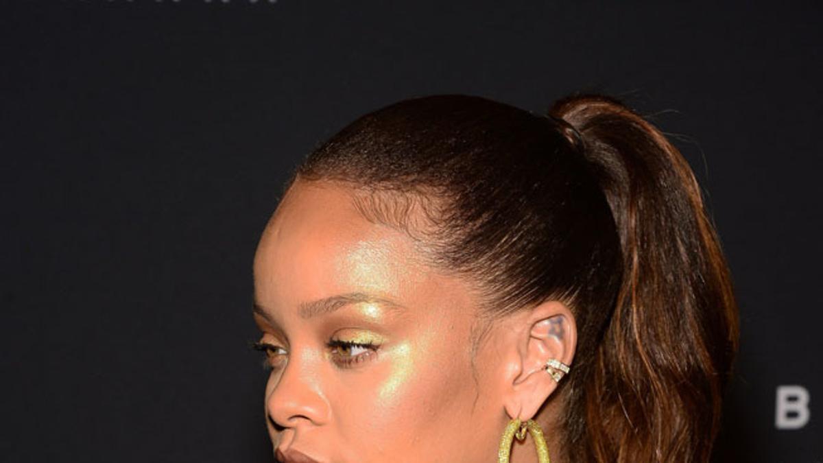 Rihanna con coleta y maquillaje en tonos amarillos