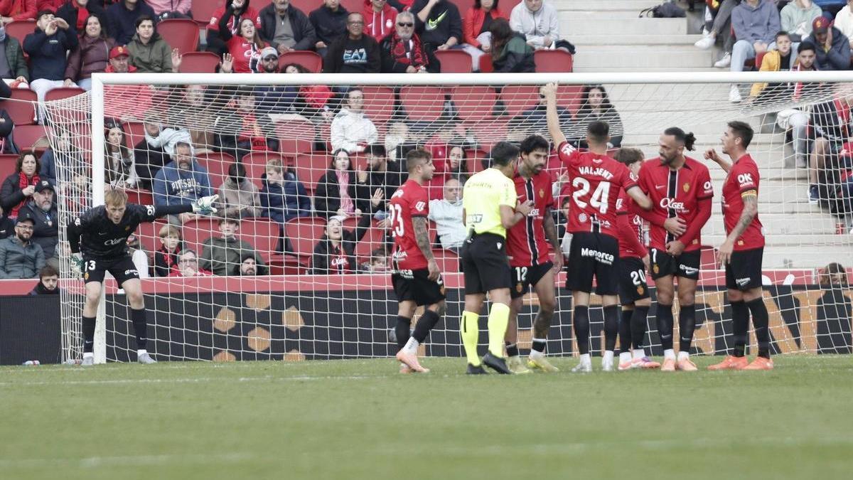 Los futbolistas del Real Mallorca se empiezan a colocar en la barrera de la falta que supuso el 2-1 de Osasuna.
