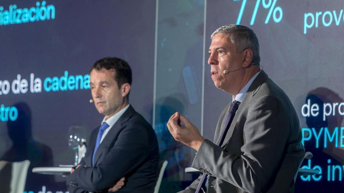 Archivo - (I-D) El presidente de Indra, Ángel Escribano, y el consejero delegado de Indra Group, José Vicente de los Mozos, durante una reunión para trabajar en los Programas Especiales de Modernización (PEM), en IFEMA, a 29 de octubre de 2025, en Madrid