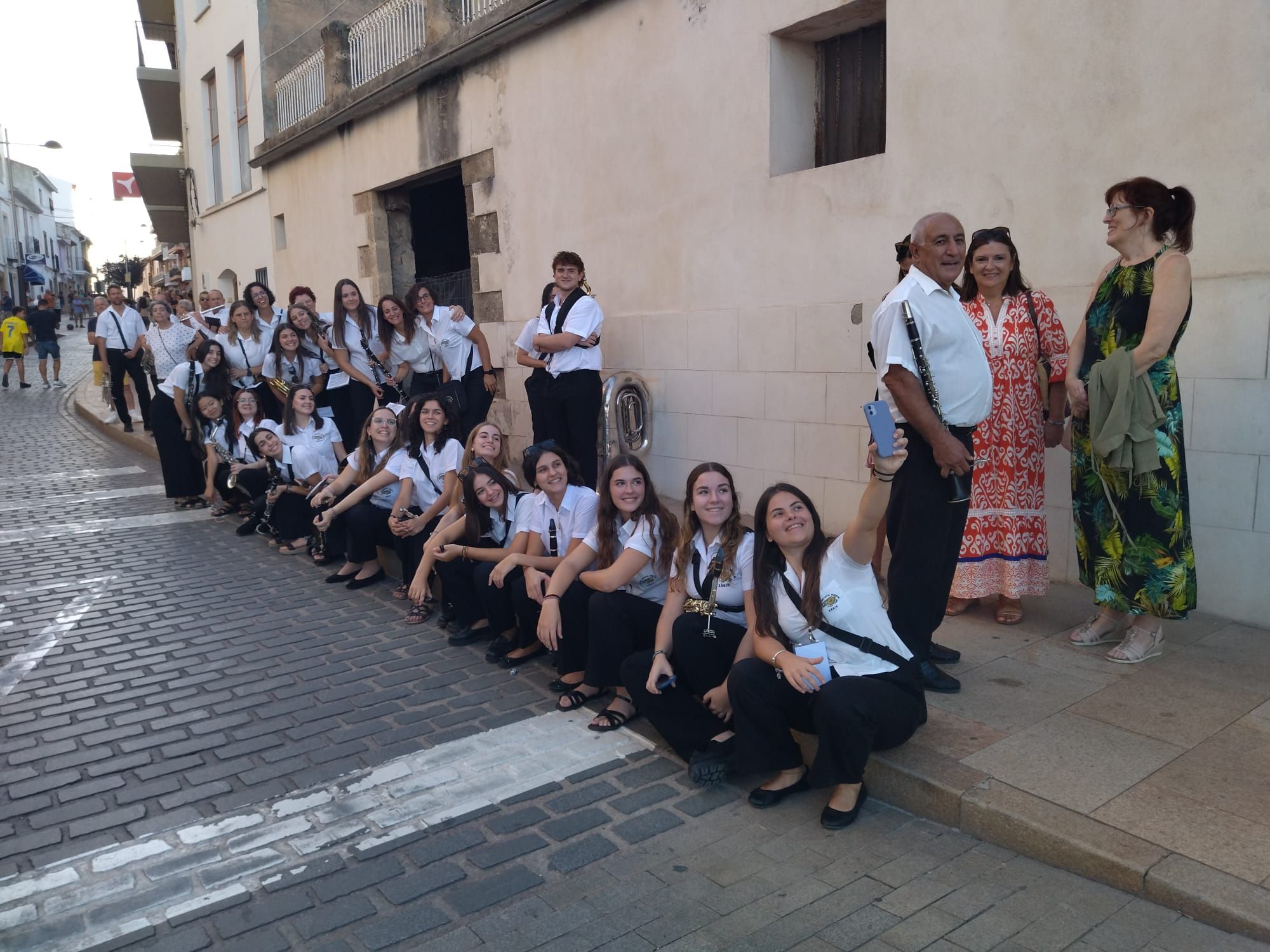 Xàbia, capital de la música: más de 800 músicos de toda la comarca llenan de vida las calles (imágenes)