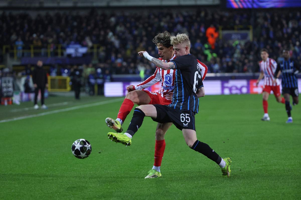 Joaquín Seys, del Brujas (derecha), y Giuliano Simeone, del Atlético de Madrid, disputan el balón durante el partido de ida de los playoffs de la Champions League entre el Brujas y el Atlético de Madrid Joaquín Seys, del Brujas (derecha), y Giuliano Simeone, del Atlético de Madrid, disputan el balón durante el partido de ida de los playoffs de la Champions League entre el Brujas y el Atlético de Madrid