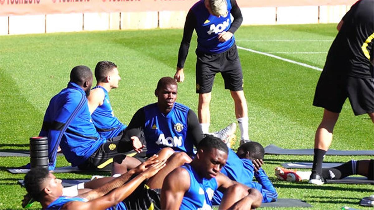 Pasotismo de Pogba en el entrenamiento del Manchester en Australia