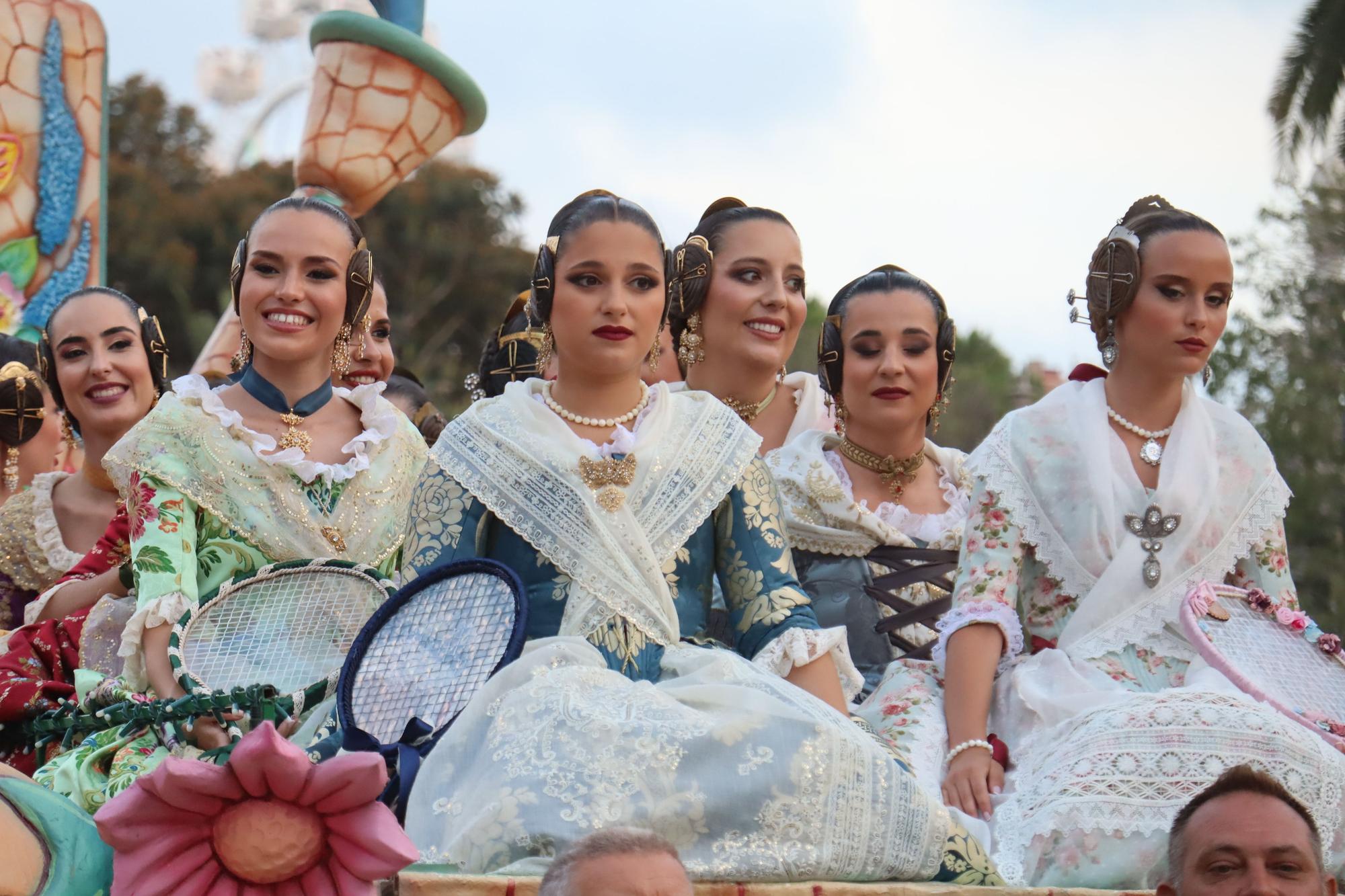 Las candidatas a Fallera Mayor e Infantil de València 2024 cierran la Fira en la Batalla de Flores