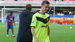 Los jugadores del Eldense se retiraron desolados del césped del Mini Estadi