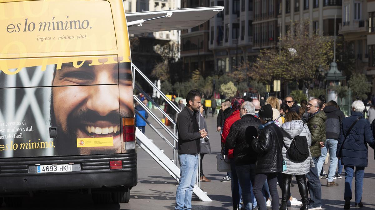 L’autobús de l’IMV, estacionat a la plaça de l’Ajuntament de València.