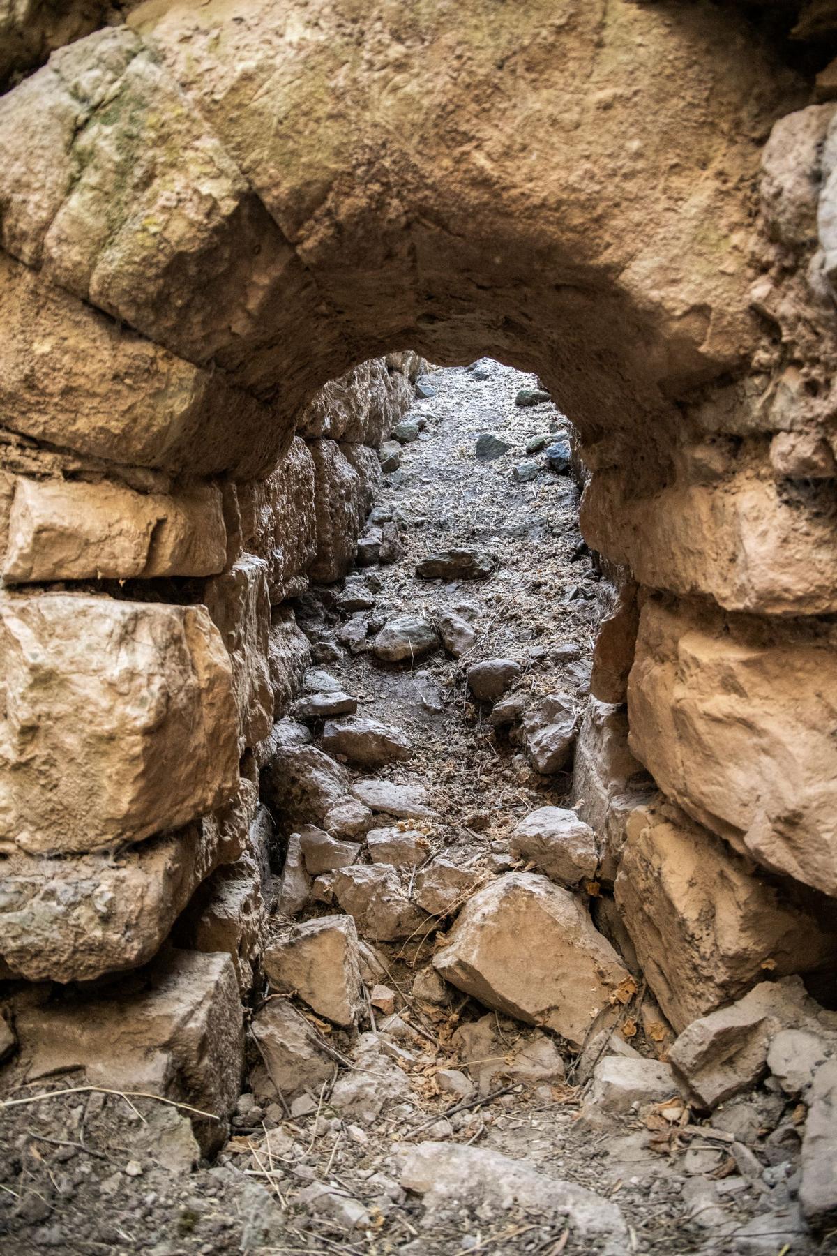 Acceso al yacimiento de Morana en Lucena.