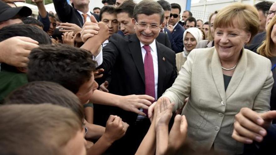 Merkel y Tusk visitan el campo de refugiados de Ganziantep