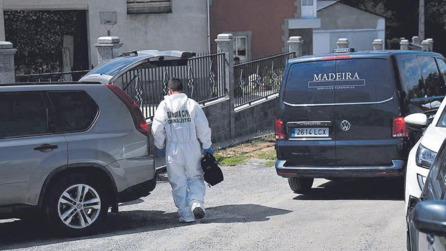 Miembros de la Guardia Civil, ayer en el lugar del crimen en Samos