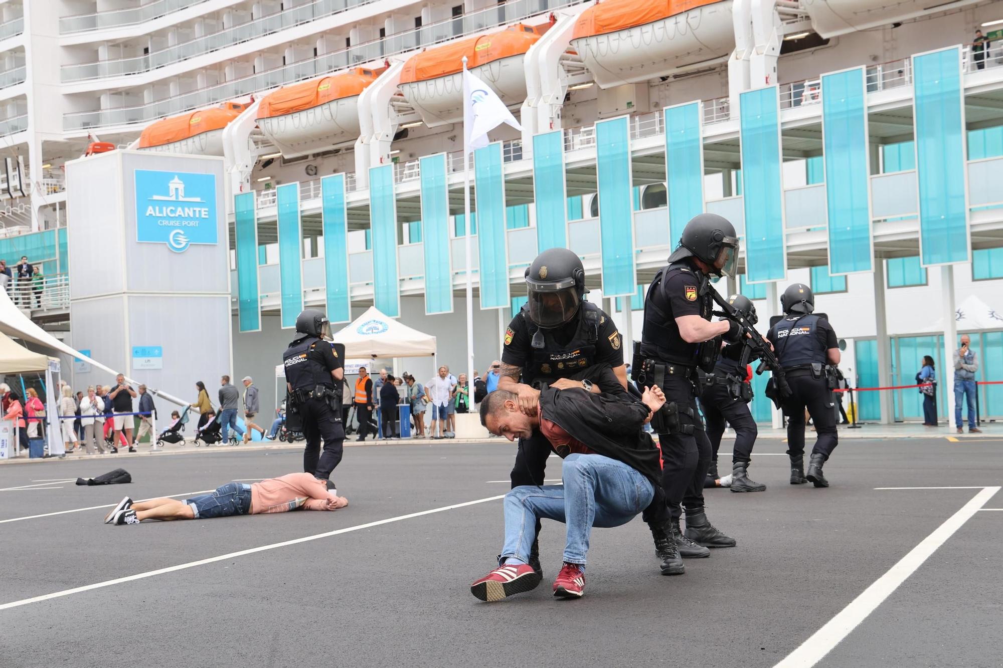 Simulacro de atentado terrorista realizado por la Policía armada en el puerto de Alicante
