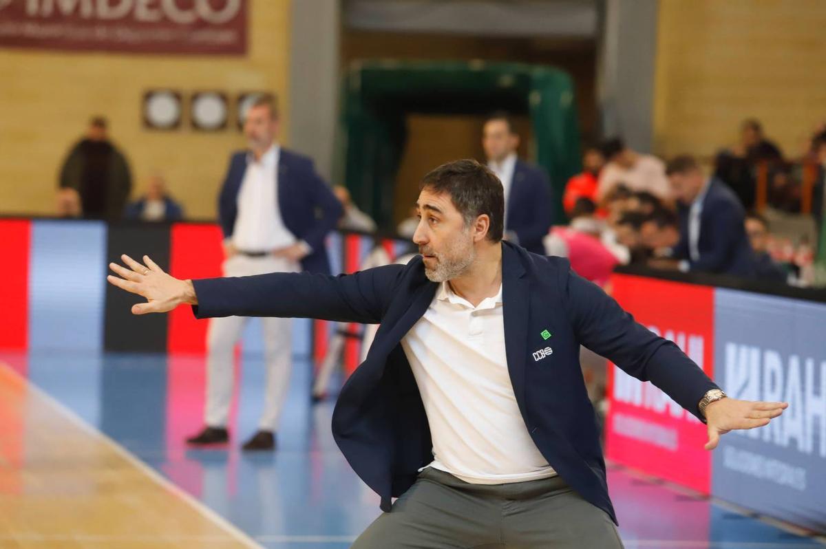 Gonzalo Rodríguez da instrucciones durante el encuentro.