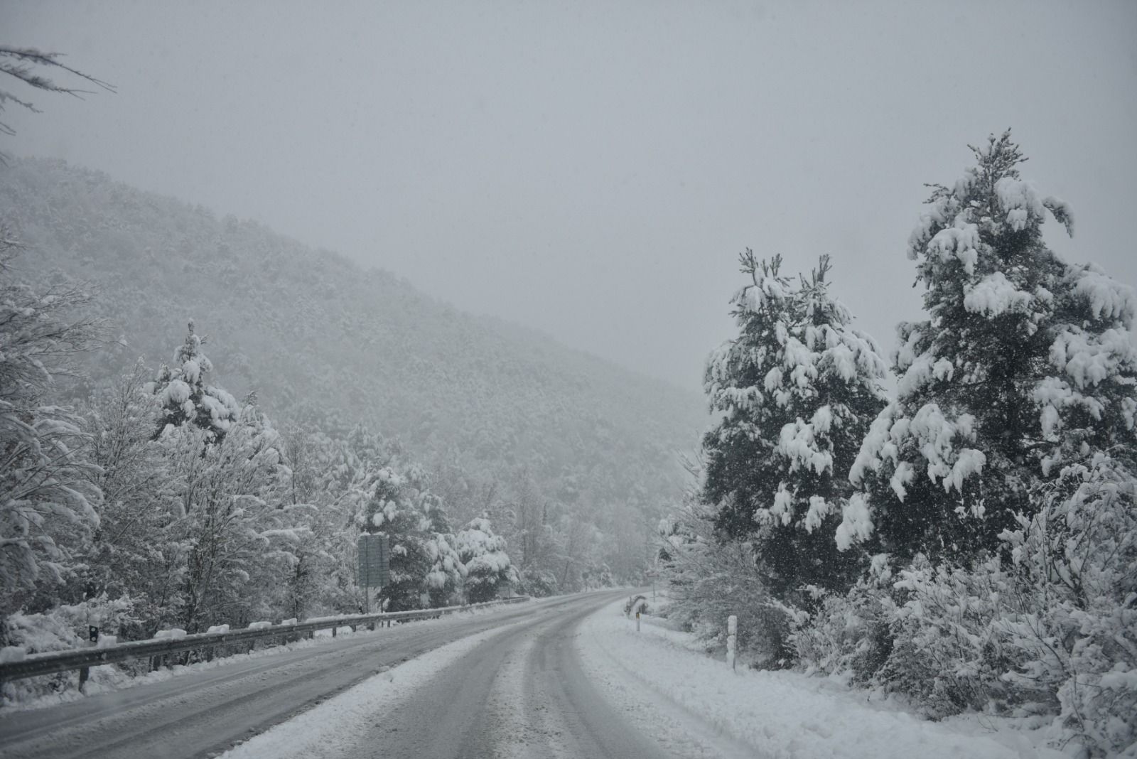 La nieve complica la circulación por las carreteras del norte de Aragón