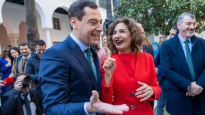 La vicepresidenta primera del Gobierno y ministra de Hacienda, María Jesús Montero saluda al presidente de la junta de Andalucía, Juanma Moreno, a 28 de febrero de 2024 en Sevilla, Andalucía (España).