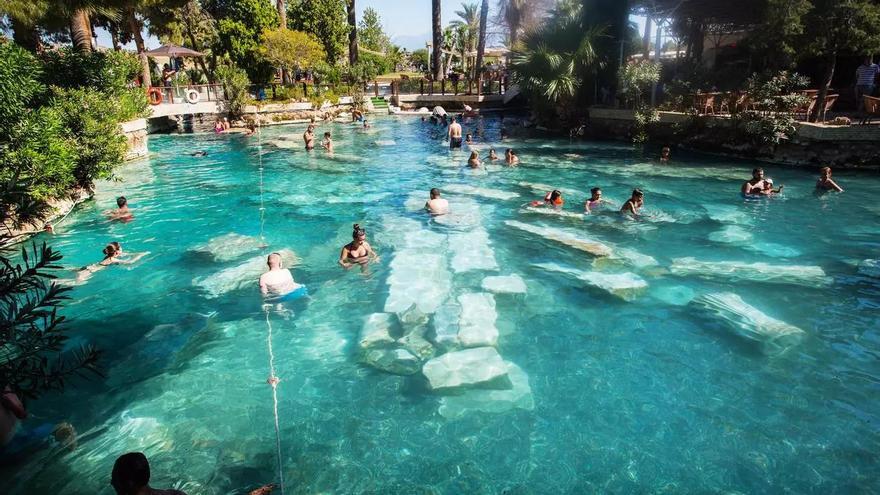Está en Europa y era el lugar de baño favorito de Cleopatra: así es la piscina natural más espectacular del mundo