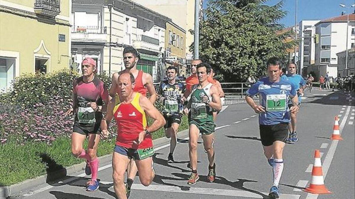 Varios corredores durante la media maratón, en una edición celebrada antes de iniciarse la pandemia.