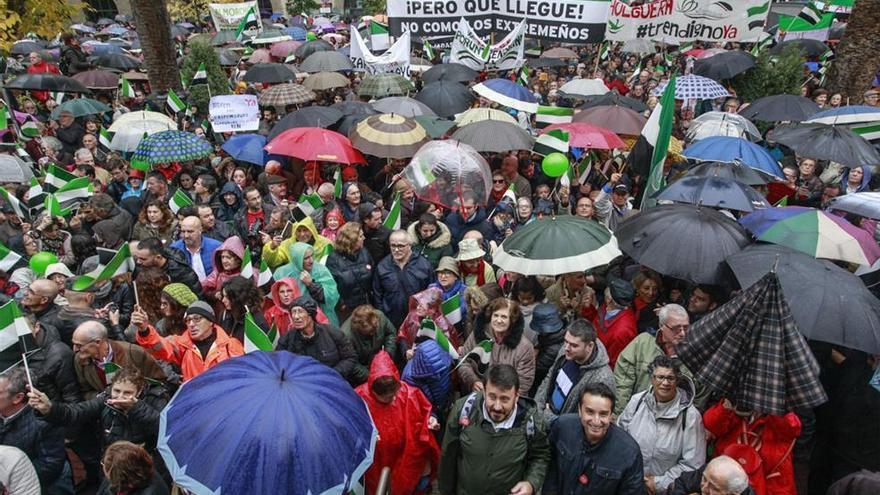 Ábalos considera justa la reivindicación extremeña de un tren digno