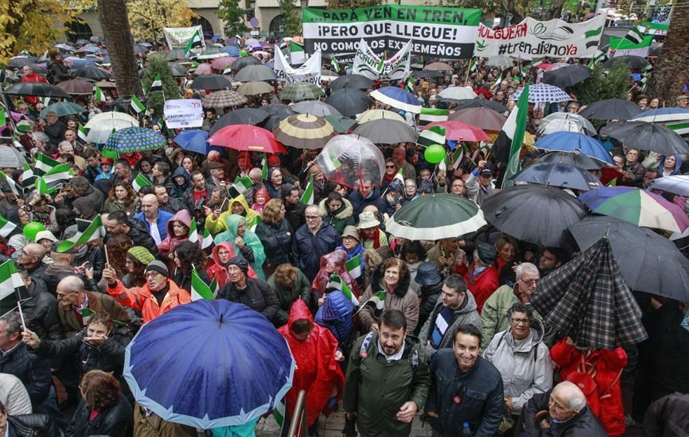 La manifestación por un tren digno para Extremadura en imágenes