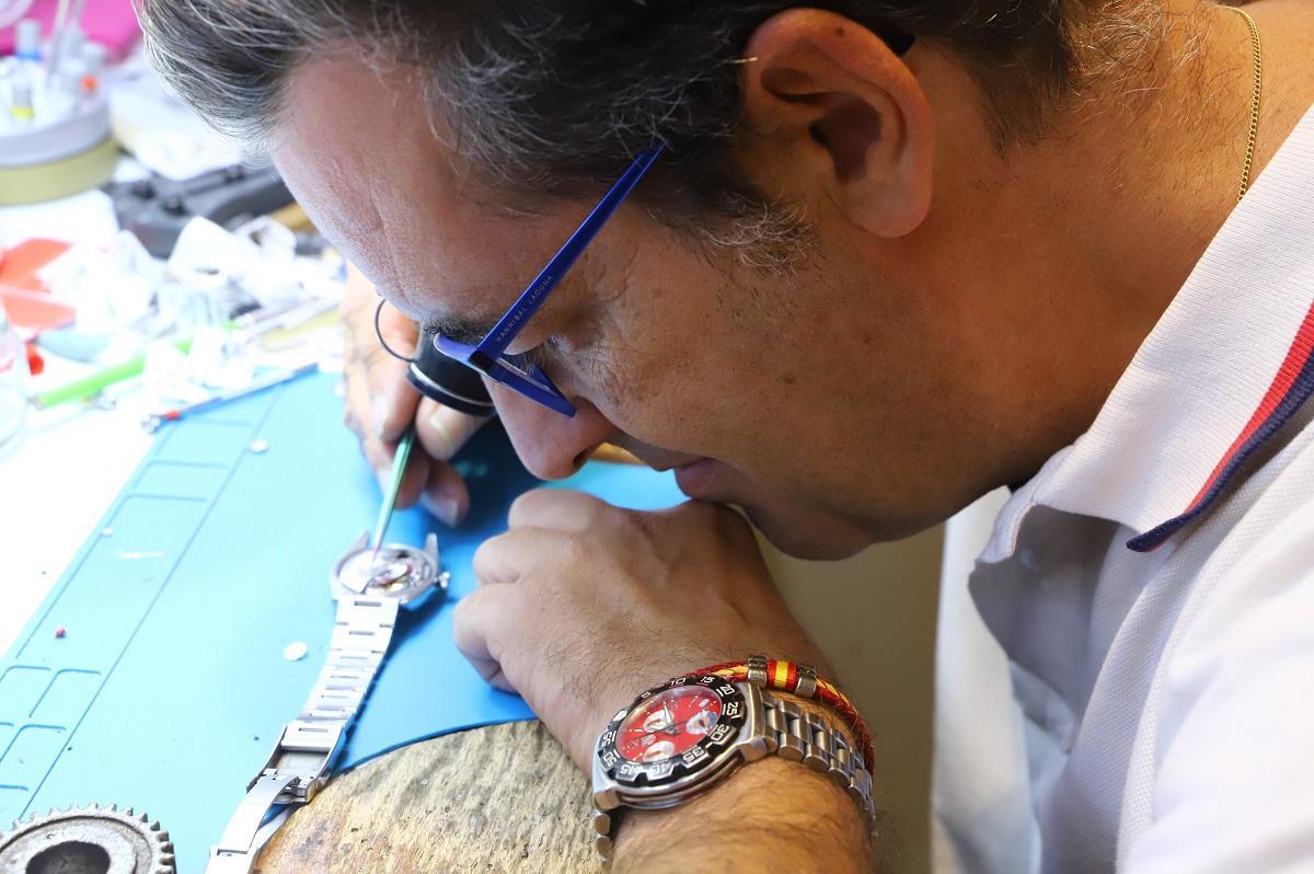 Javier Gutiérrez en el taller de relojería en el Corte Inglés.
