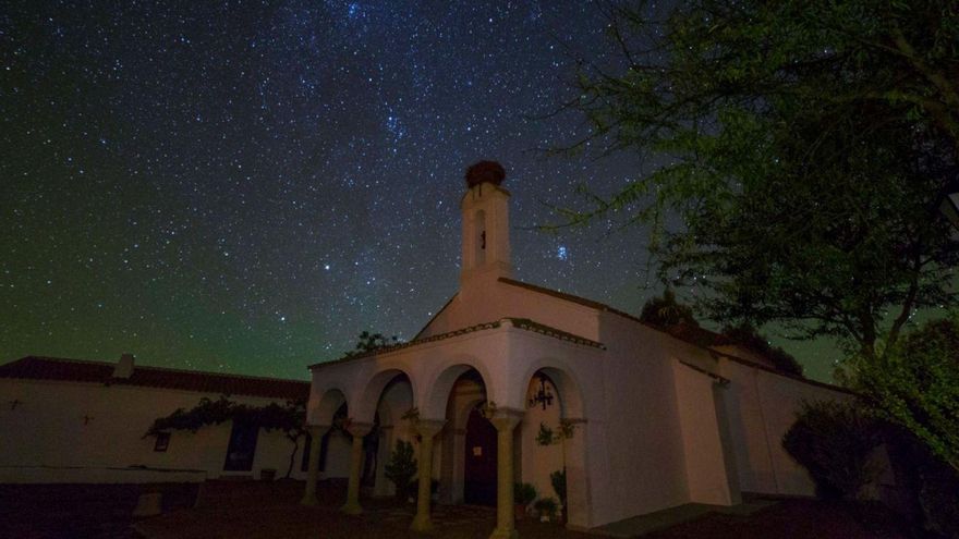 El Guijo 8 La ermita de la Virgen de las Cruces es uno de los sitios más espectaculares para ver las estrellas. | RAFA SÁNCHEZ / E.M.H.