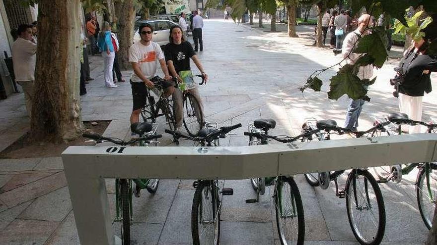 Usuarios en una parada del servicio de bicis del Concello. // I.Osorio