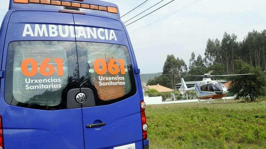 Ambulancia y helicóptero de la Axencia Galega de Emerxencias.