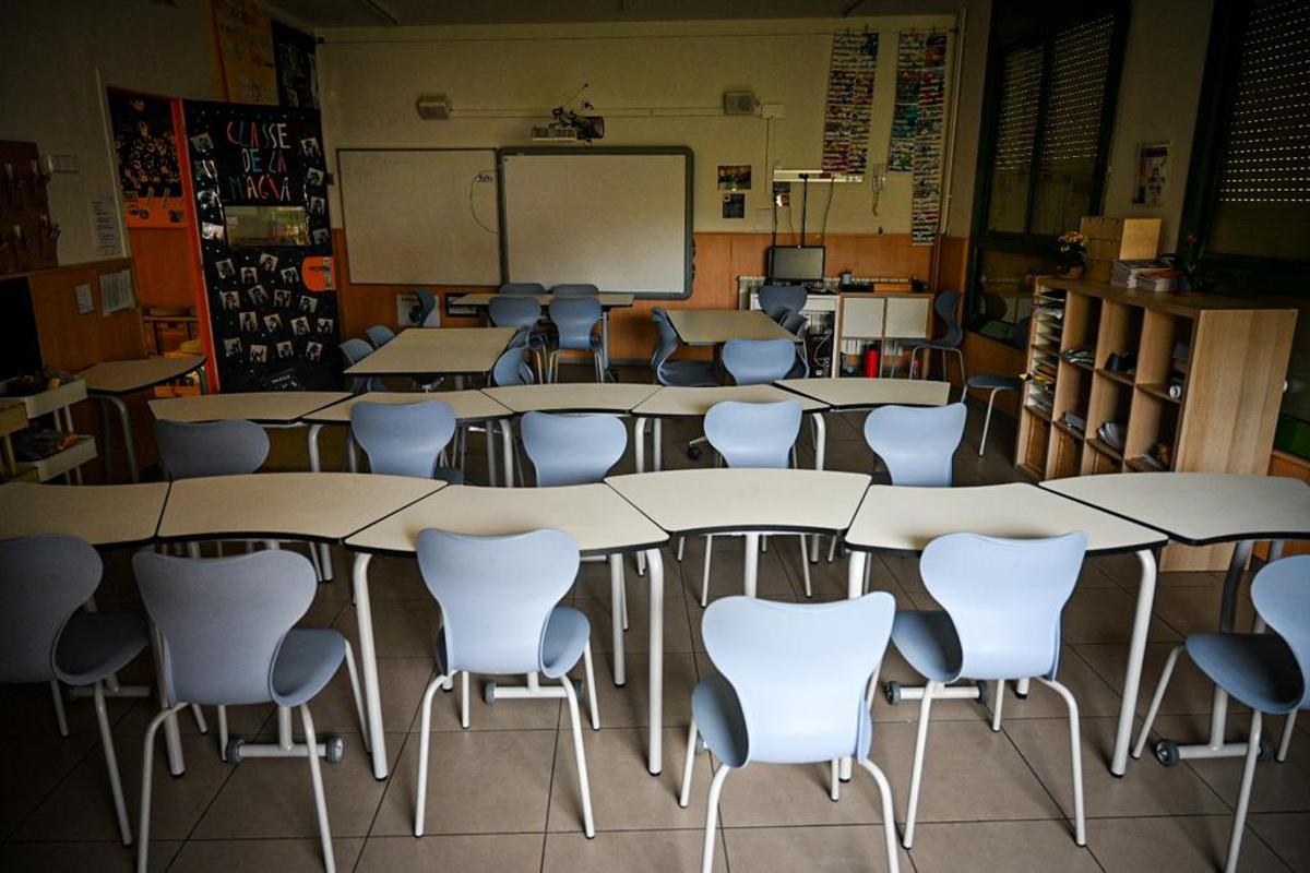 Aula vacía en la escuela Castella de Barcelona.