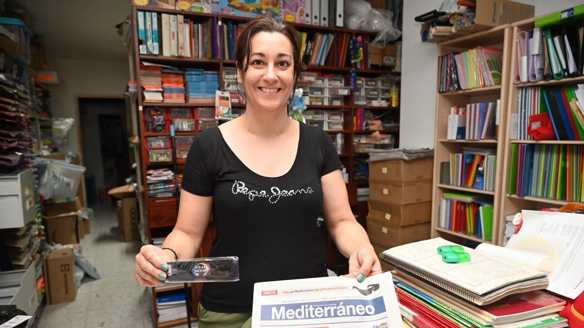Papelería Rosaura de Castelló, con un ejemplar de las gafas que han promocionado ‘Mediterráneo’ y UBE.