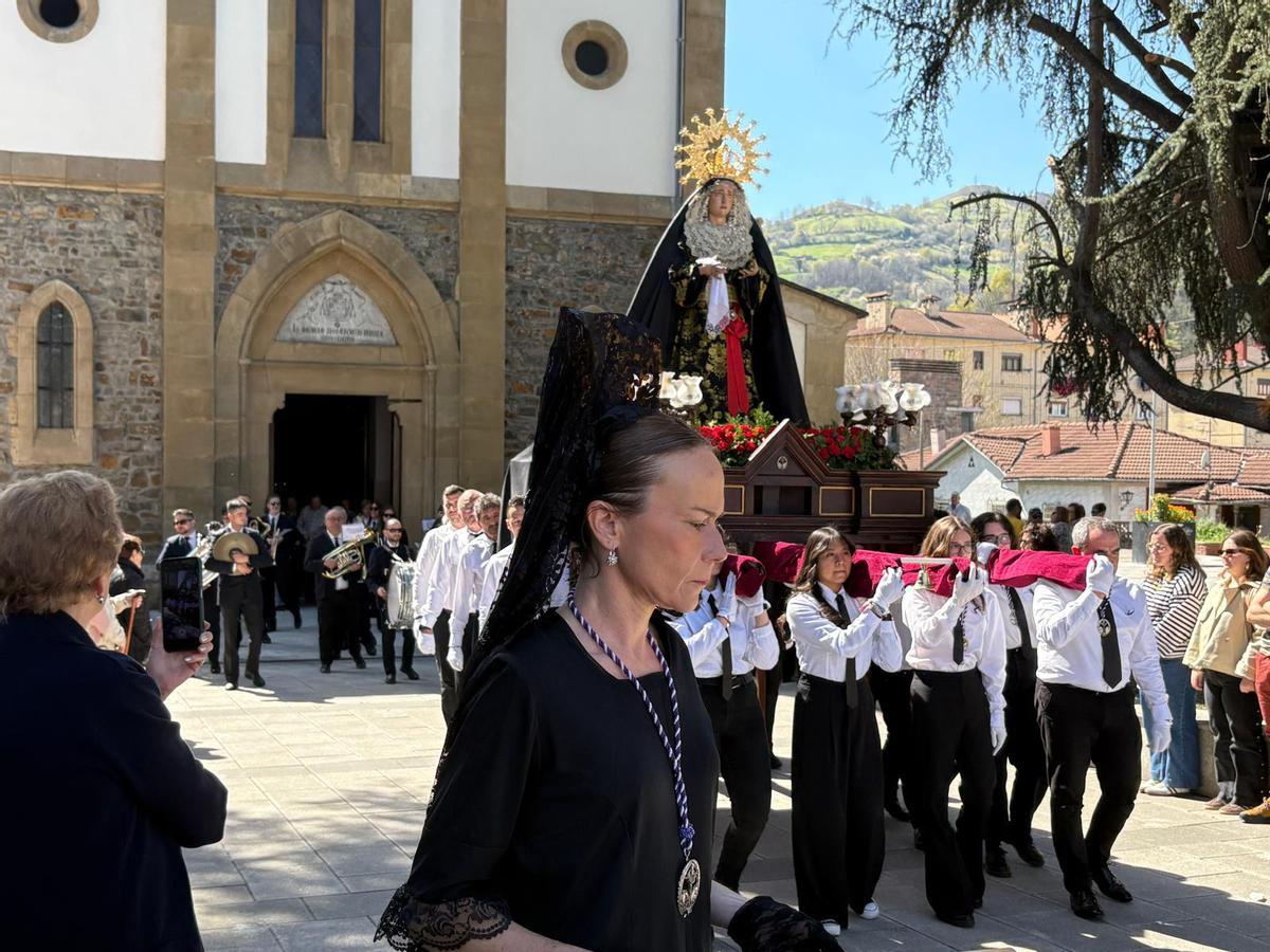 Procesión de la Soledad de la Virgen en Pola de Laviana