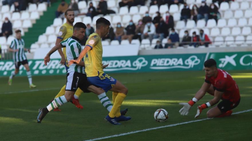 Willy Ledesma ante el portero Miguel Guerrero, del Vélez.