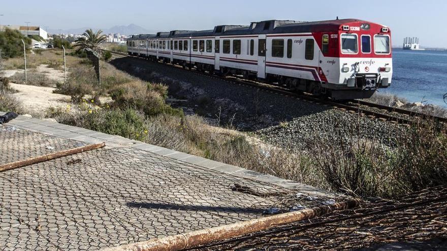 Por los suelos el vallado de seguridad que impide cruzar las vías del tren donde han muerto 8 personas en 20 años