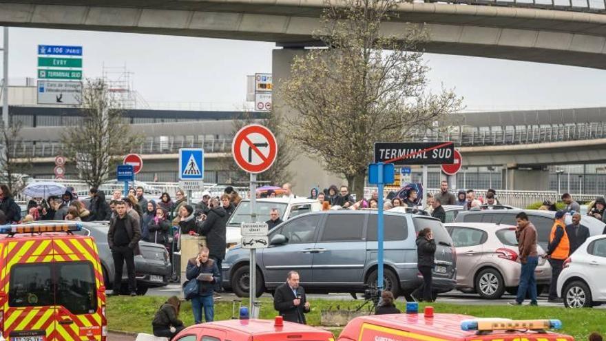 Cancelaciones y retrasos en vuelos de Barcelona por el atentado en París