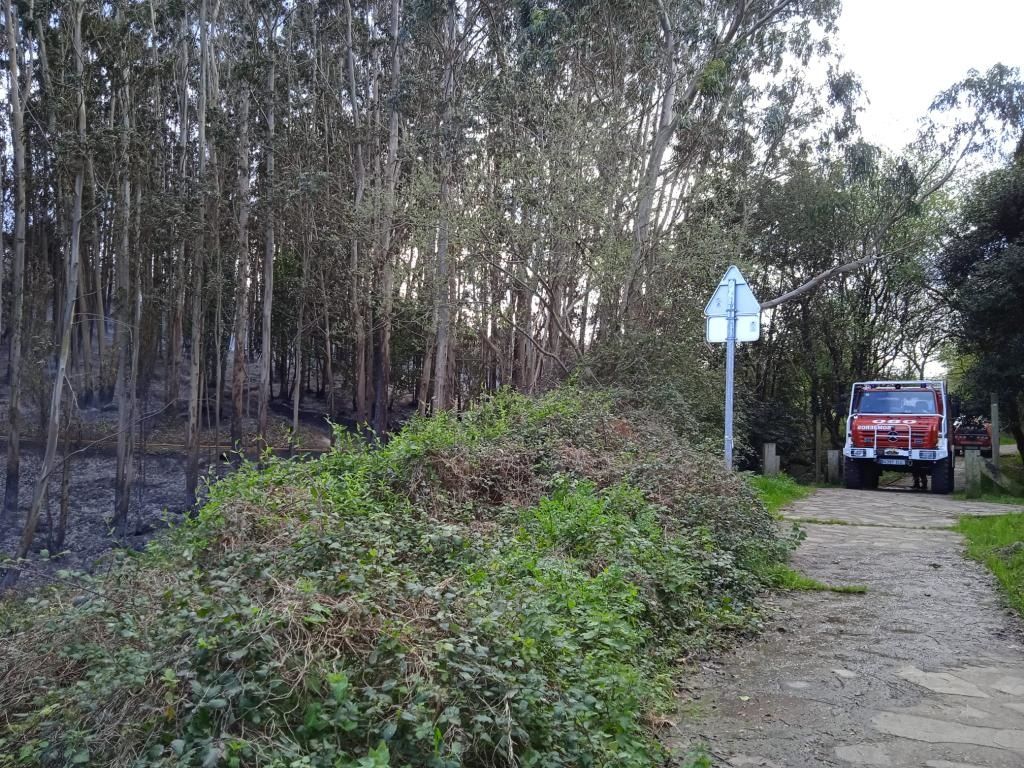 En imágenes: Los bomberos de Gijón sofocan un incendio en la playa de Serín