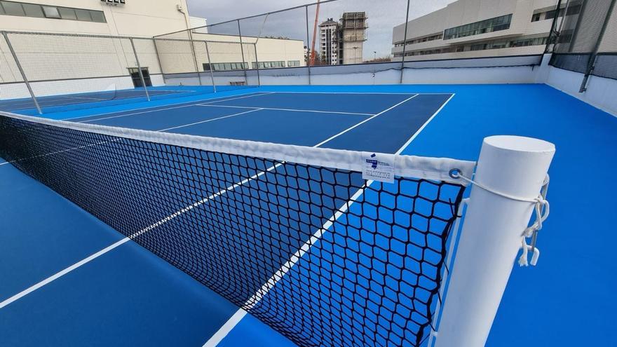 Arreglan las pistas de tenis de un polideportivo de un barrio de València