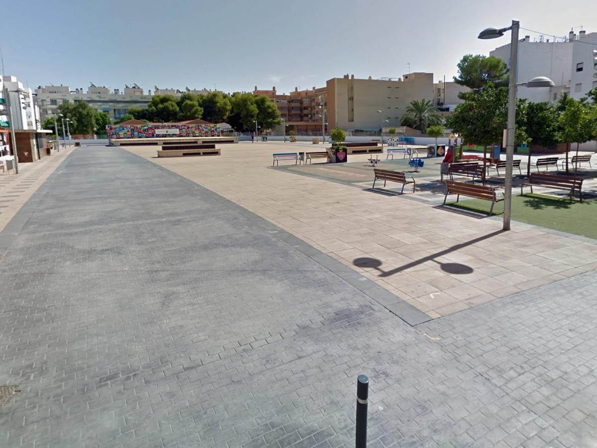 El parking se encuentra debajo de la plaza  de l'Ordana