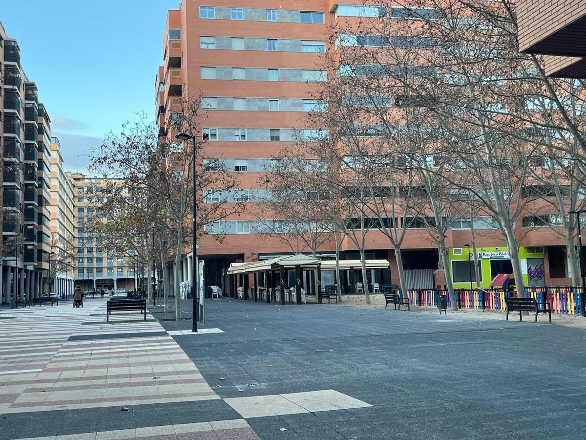 Tramo de la calle Las Chimeneas junto a varios negocios y restaurantes de comida rápida