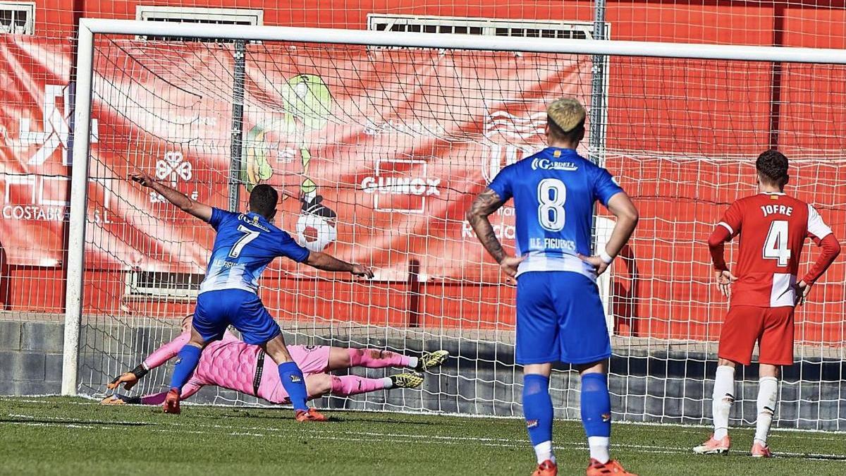 Un gol matiner de Pepu Soler tenyeix el derbi gironí de blanc-i-blau