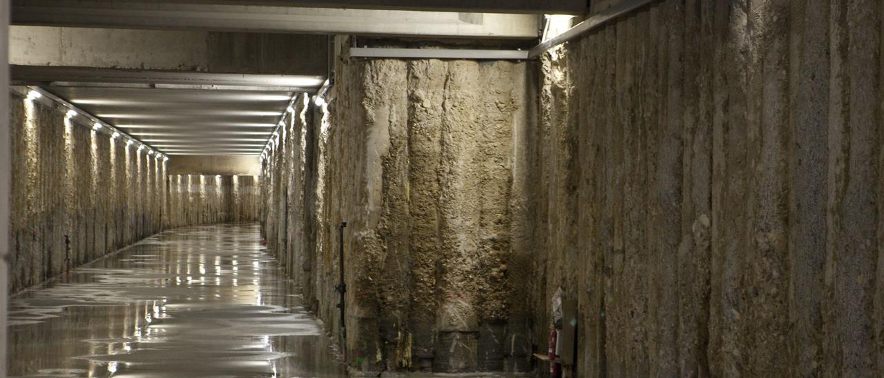 El túnel por el que circularán los trenes en la línea de Feve en Langreo.