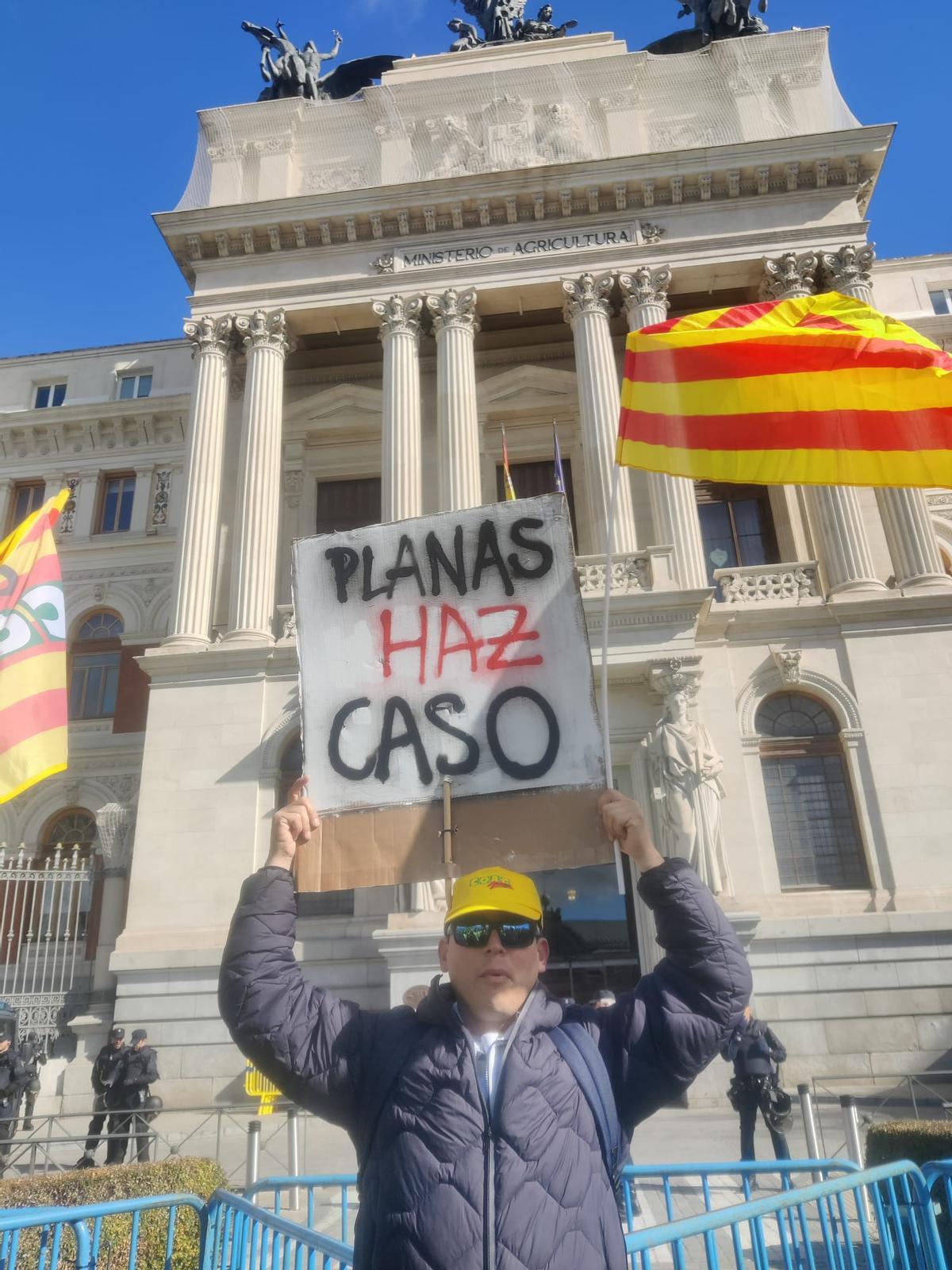 Uno de los agricultores aragoneses en la protesta de esta mañana en Madrid.