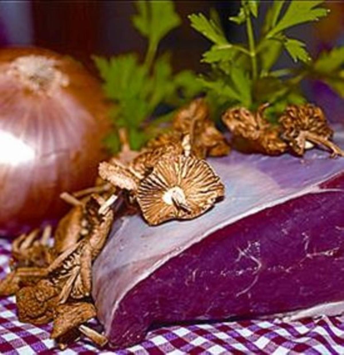 Carn de vedella i alguns dels ingredients. Carn de vedella i alguns dels ingredients.