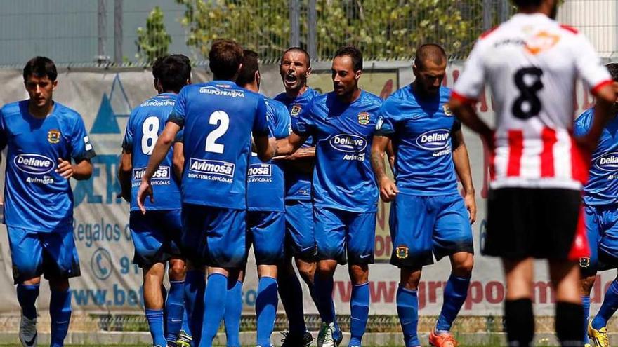 Cervero celebra su gol ante el Logroñés con sus compañeros.