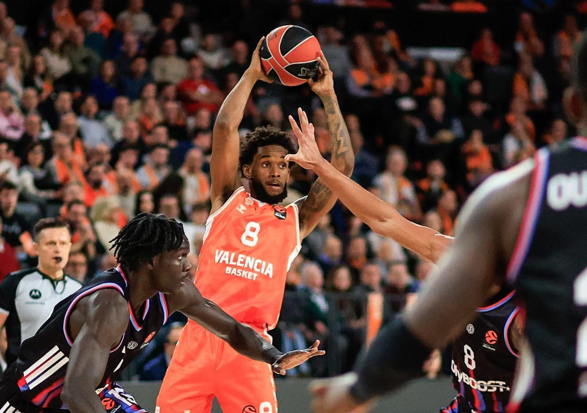 Jean Montero lanza a canasta en el partido ante el Paris Basketball.