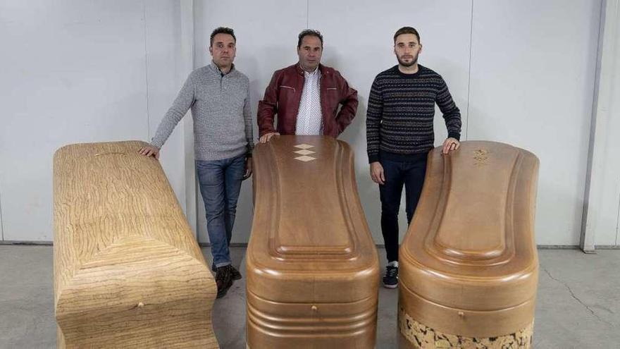 Lo hermanos Gallego, Eduardo, Víctor y Manuel, con algunos modelos de ataúdes ecológicos. // Enzo Sarmiento