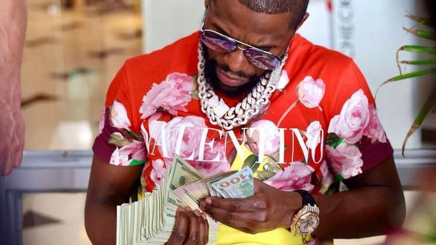 Floyd Mayweather con un fajo de billetes.