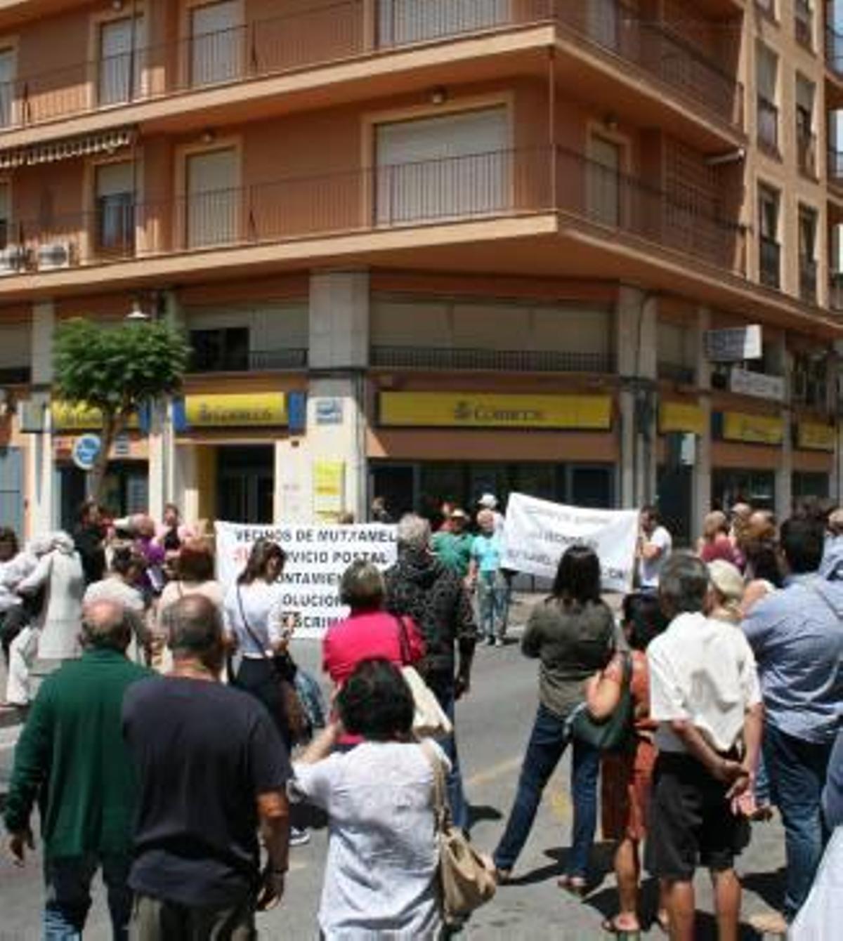 Protestas de los vecinos ante la oficina de Correos.