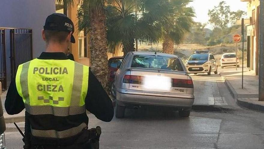 Sufre un ataque epiléptico y se estrella con el coche contra una palmera